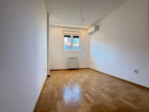 Prazna soba sa parketom i klima uređajem. - image 11