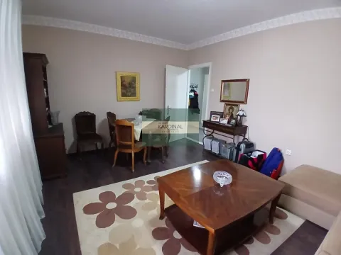 Dnevna soba sa garniturom za sedenje i trpezarijskim stolom. - image 16