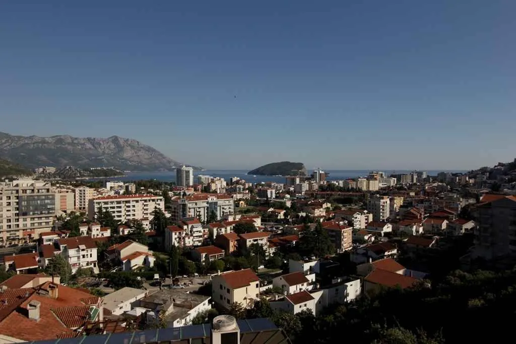 Panoramski pogled na grad i more sa visine.