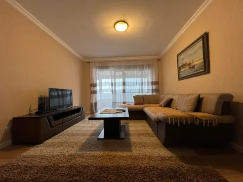 Izdavanje, trosoban stan, 94m², Pejton, Podgorica - image 2