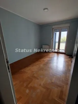 Prazna soba sa parketom i izlazom na terasu. - image 8