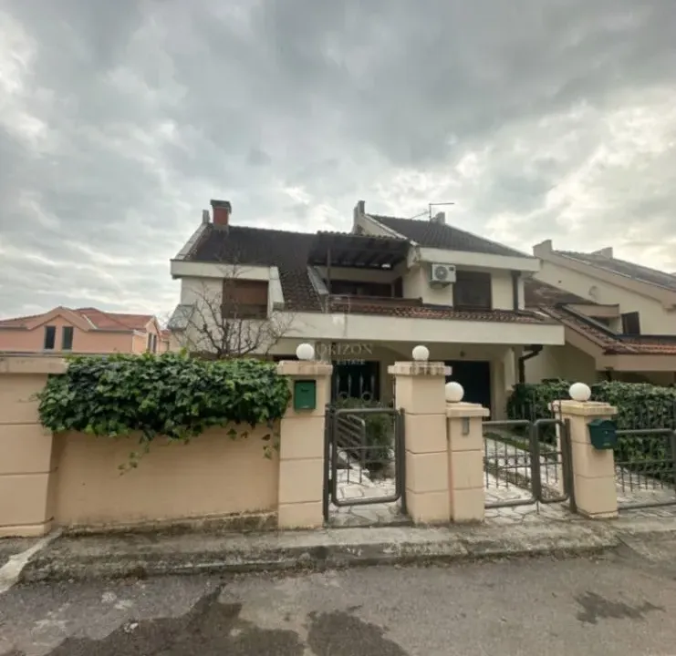 Rent, house, 300m², Gorica C, Podgorica