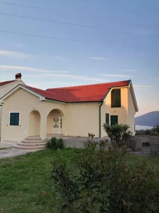 Izdavanje, kuća, 250m², Herceg Novi, Crna Gora