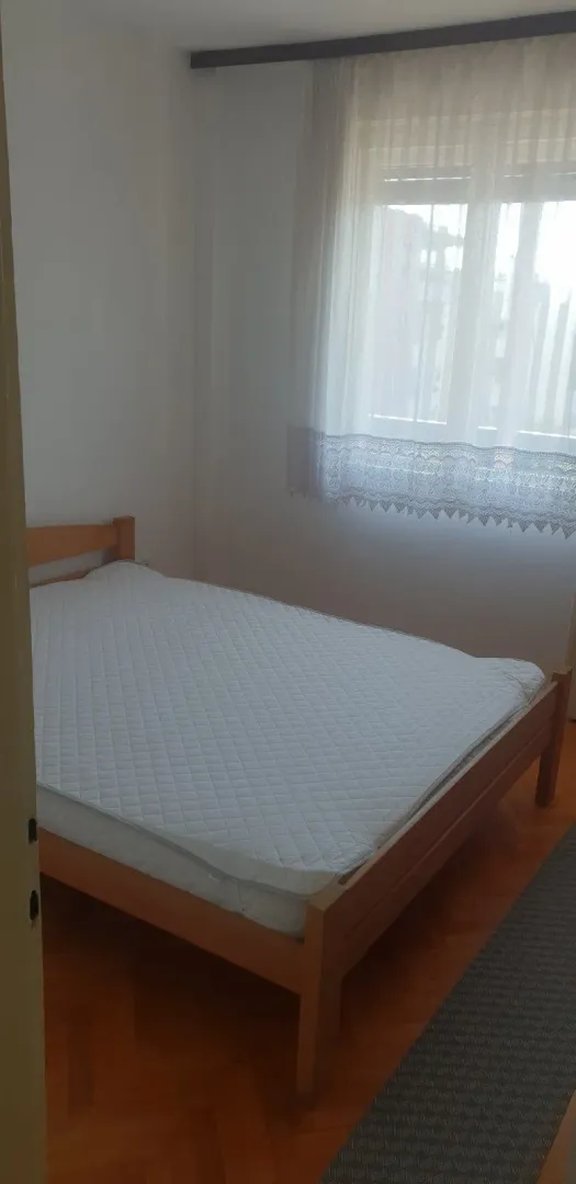 Spavaća soba sa drvenim krevetom.