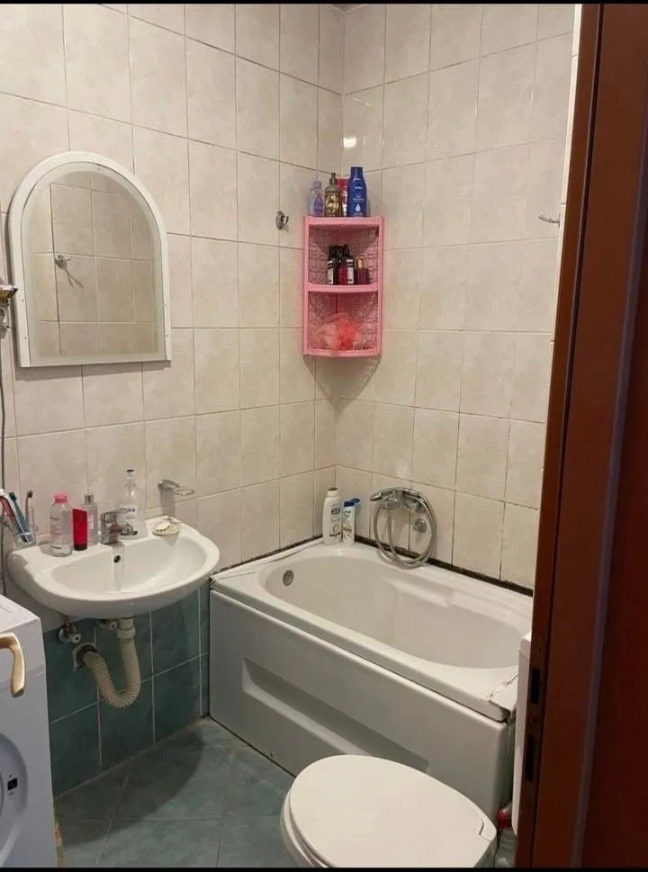Manje kupatilo sa kadom, umivaonikom i toaletom.
