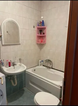 Manje kupatilo sa kadom, umivaonikom i toaletom. - image 4