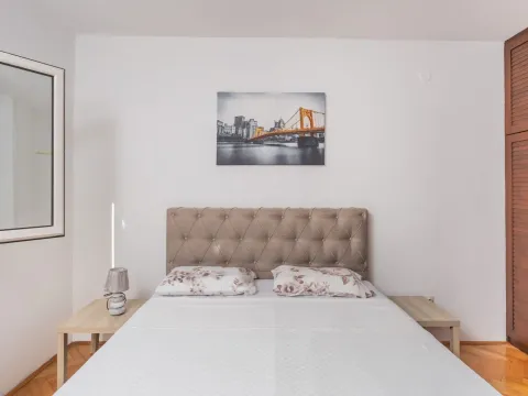 Izdavanje, trosoban stan, 103m², Dobrota, Kotor - image 10