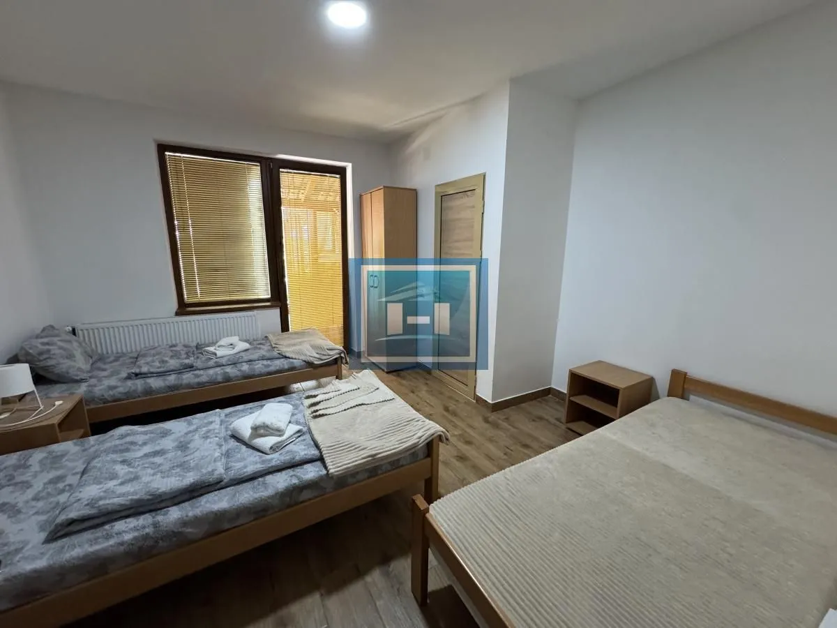 Bedroom with three beds and access to the terrace.