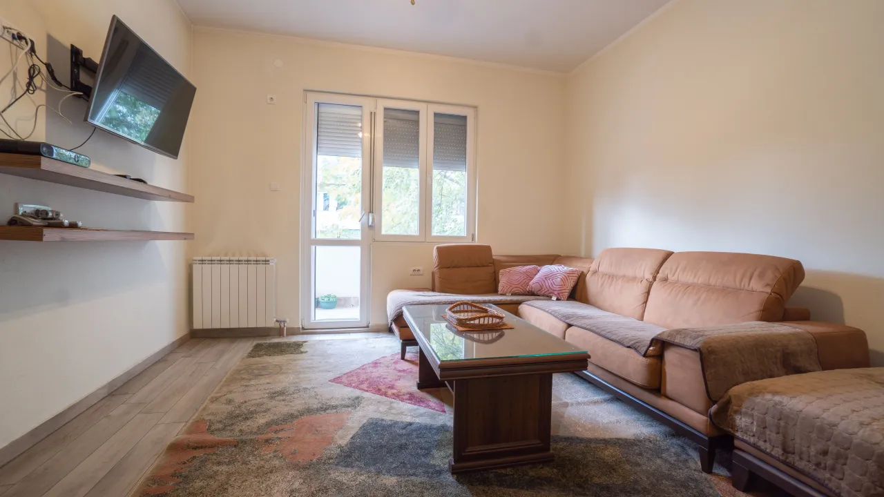 Izdavanje, dvosoban stan, 90m², Centar, Podgorica