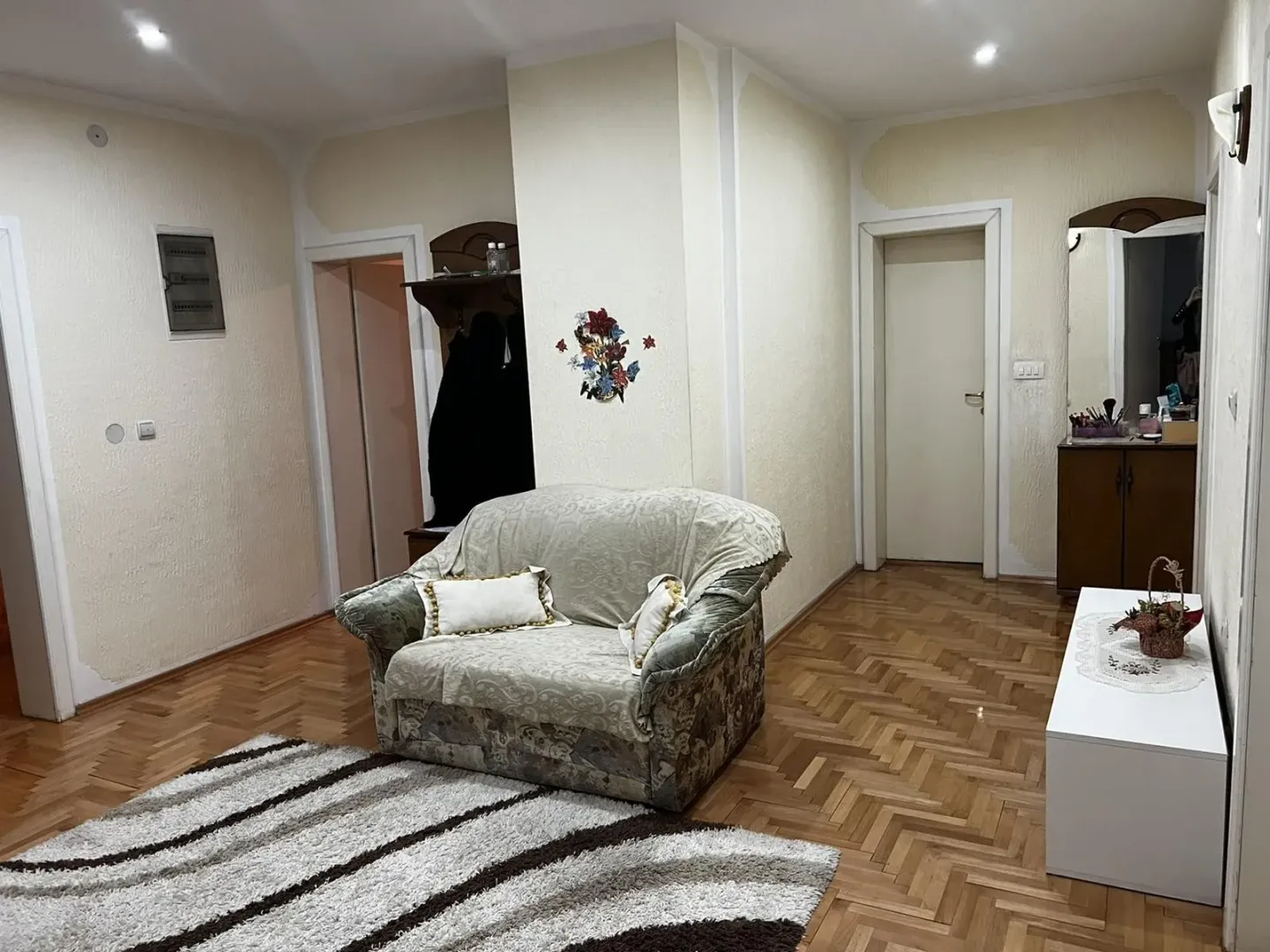 Izdavanje, četvorosoban stan, 150m², Stari Aerodrom, Podgorica