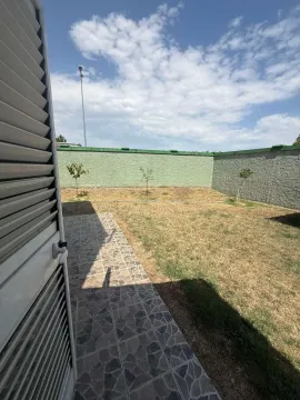 Pogled na dvorište i popločanu terasu sa ogradom. - image 11