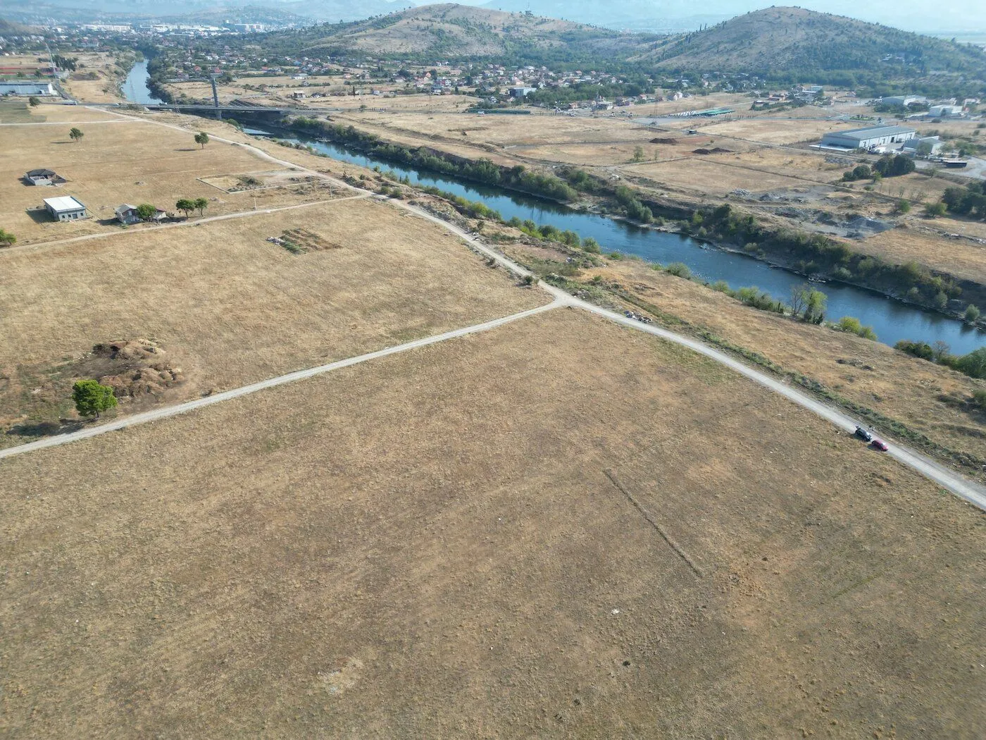 Pogled iz vazduha na prostranu parcelu pored rijeke.