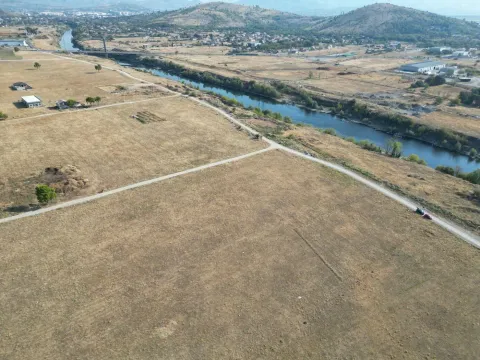 Pogled iz vazduha na prostranu parcelu pored rijeke. - image 2