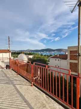 Pogled sa prostrane terase na okolno naselje i brda u daljini. - image 8