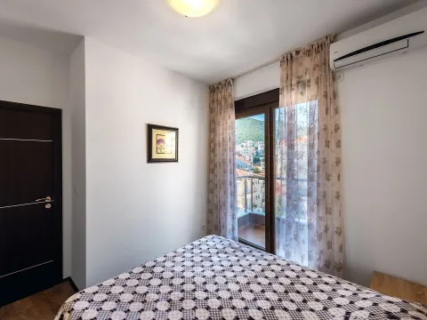 Rent, three bedroom apartment, 60m², Budva, Crna Gora - image 9