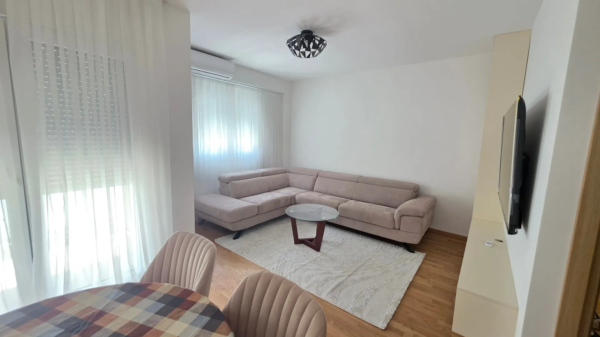 Izdavanje, dvosoban stan, 65m², Pobrežje, Podgorica