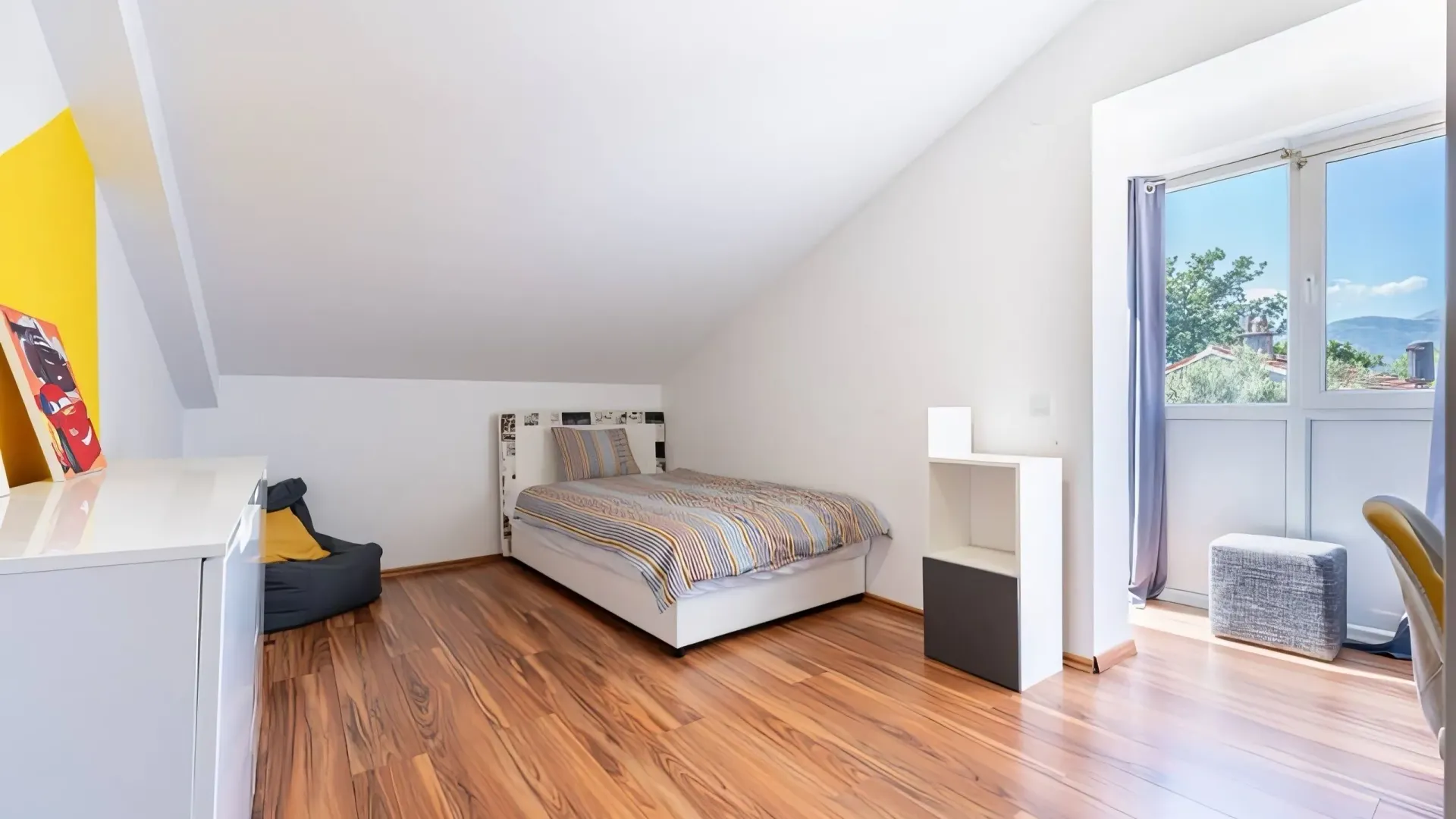 Izdavanje, trosoban stan, 130m², Kalimanj, Tivat