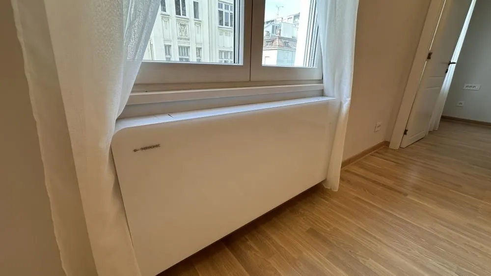 Detalj sa radijatorom i prozorom u sobi.