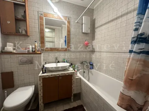 Kupatilo opremljeno kadom, umivaonikom, WC šoljom i zidnim pločicama. - image 9