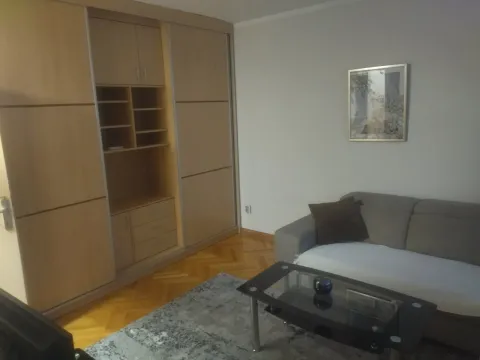 Dnevna soba sa garniturom, velikim drvenim ormanom i stočićem. - image 4