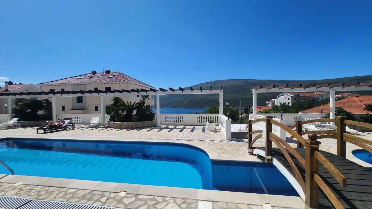 Izdavanje, jednosoban stan, 38m², Đenovići, Herceg Novi