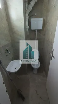 Manje kupatilo sa WC šoljom, umivaonikom i pločicama na zidovima. - image 23