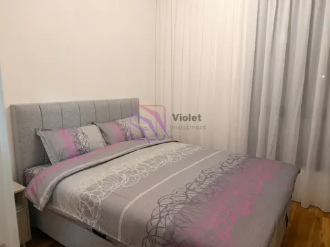 Namještena spavaća soba sa bračnim krevetom. - image 13