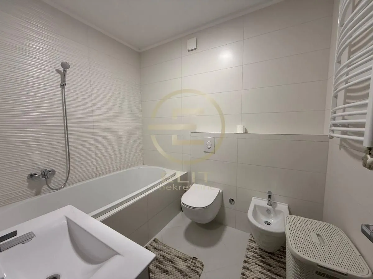 Izdavanje, stan, 116m², Socijalno, Novi Sad Sve Podlokacije