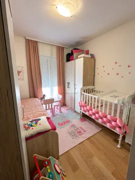 Dječja soba sa krevetom, krevetcem, ormarom i roze detaljima. - image 11