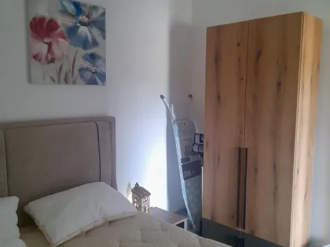 Izdavanje, jednosoban stan, 46m², Radanovići, Kotor - image 12