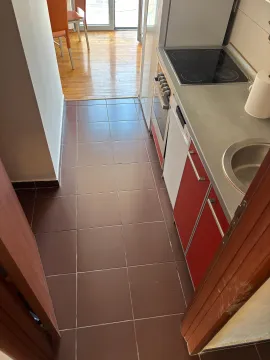 Manja kuhinja sa crvenim elementima i ugradnom pločom. - image 9