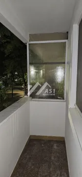 Pogled na natkriveni balkon sa belom ogradom noću. - image 12