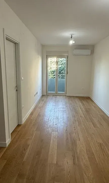 Izdavanje, jednosoban stan, 40m², Central Point, Podgorica