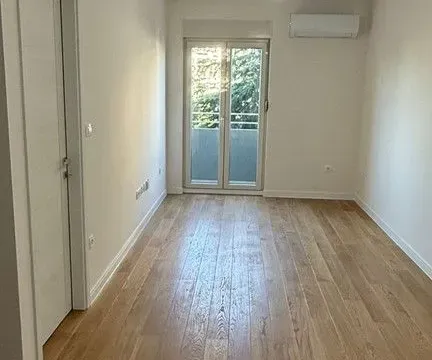 Izdavanje, jednosoban stan, 40m², Central Point, Podgorica - image 1