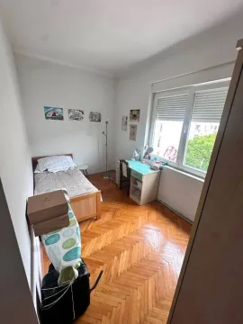 Dječija soba sa krevetom, radnim stolom i prozorom. - image 5