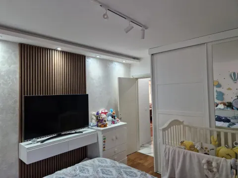 Dječja soba sa krevetcem, plakarom i TV-om na zidu sa drvenim panelima. - image 2