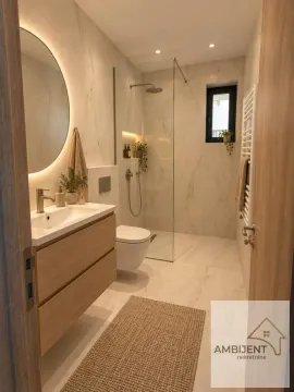 Savremeno opremljeno kupatilo sa tuš kabinom i drvenim elementima. - image 3