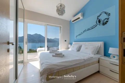 Spavaća soba sa bračnim krevetom i pogledom na more. - image 31