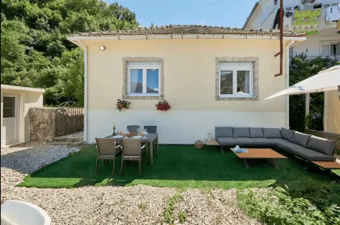 Dvorište sa garniturom za sjedenje i stolom za ručavanje ispred kuće. - image 30