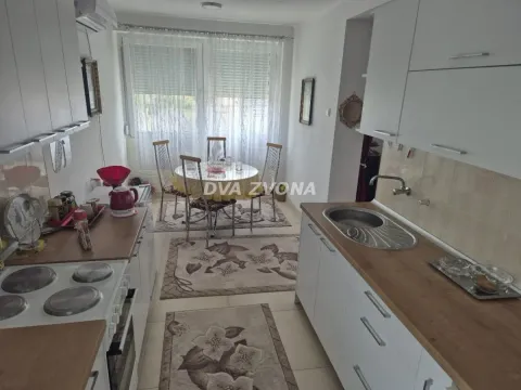 Kuhinja sa trpezarijom i belim elementima. - image 10