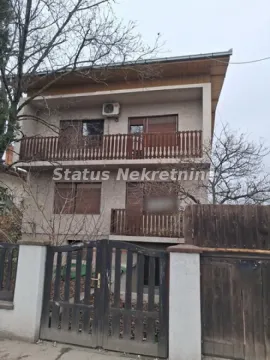 Pogled na spoljašnjost kuće sa dvorišnom kapijom i balkonima. - image 2