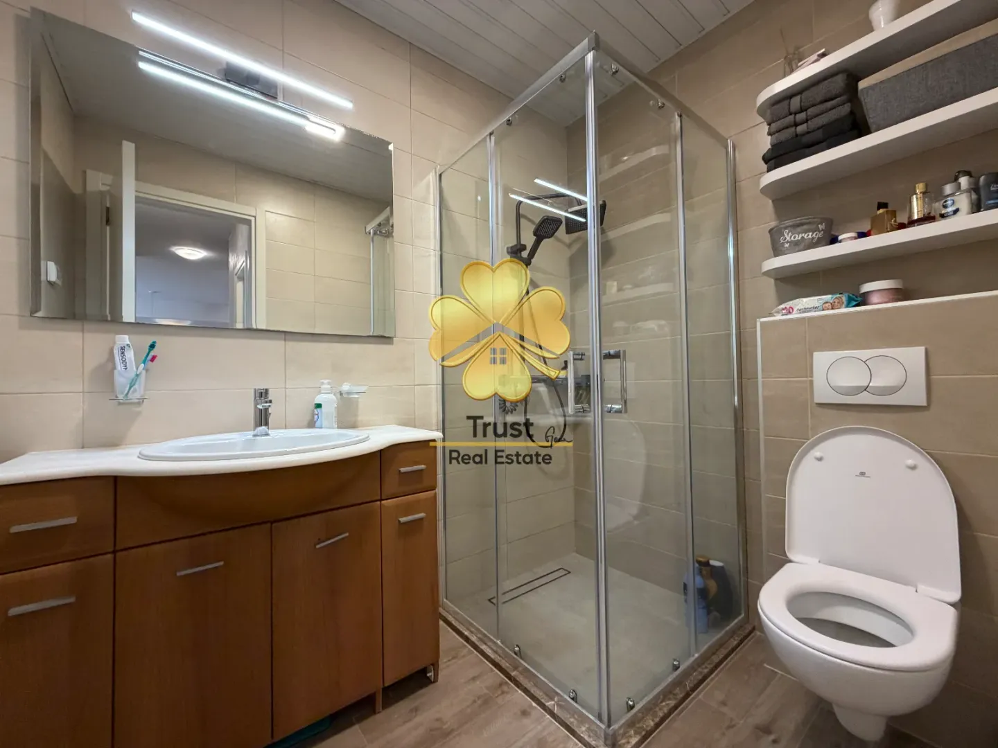 Moderne kupatilo sa tuš kabinom, umivaonikom i wc šoljom.