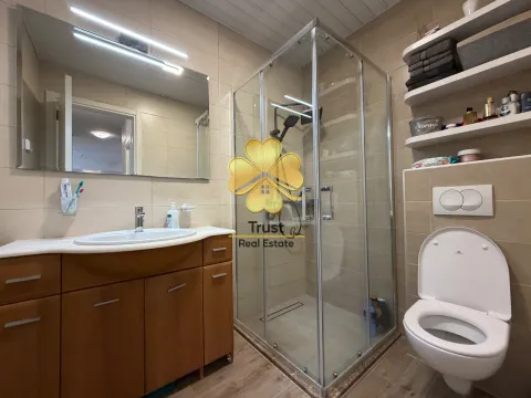 Moderne kupatilo sa tuš kabinom, umivaonikom i wc šoljom. - image 14