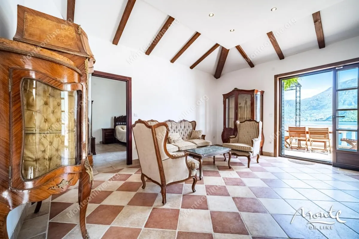Prodaja, dvosoban stan, 92m², Kostanjica, Kotor