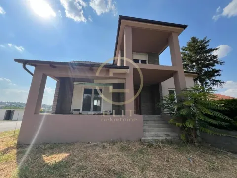Pogled na spoljašnjost kuće sa tremom i balkonom. - image 3