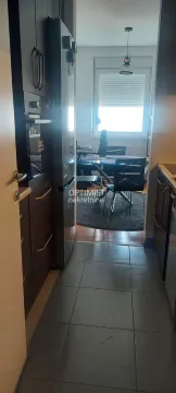 Pogled iz kuhinje prema trpezariji sa stolom i stolicama. - image 3