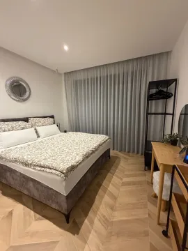 Uređena spavaća soba sa bračnim krevetom i drvenim podom. - image 8