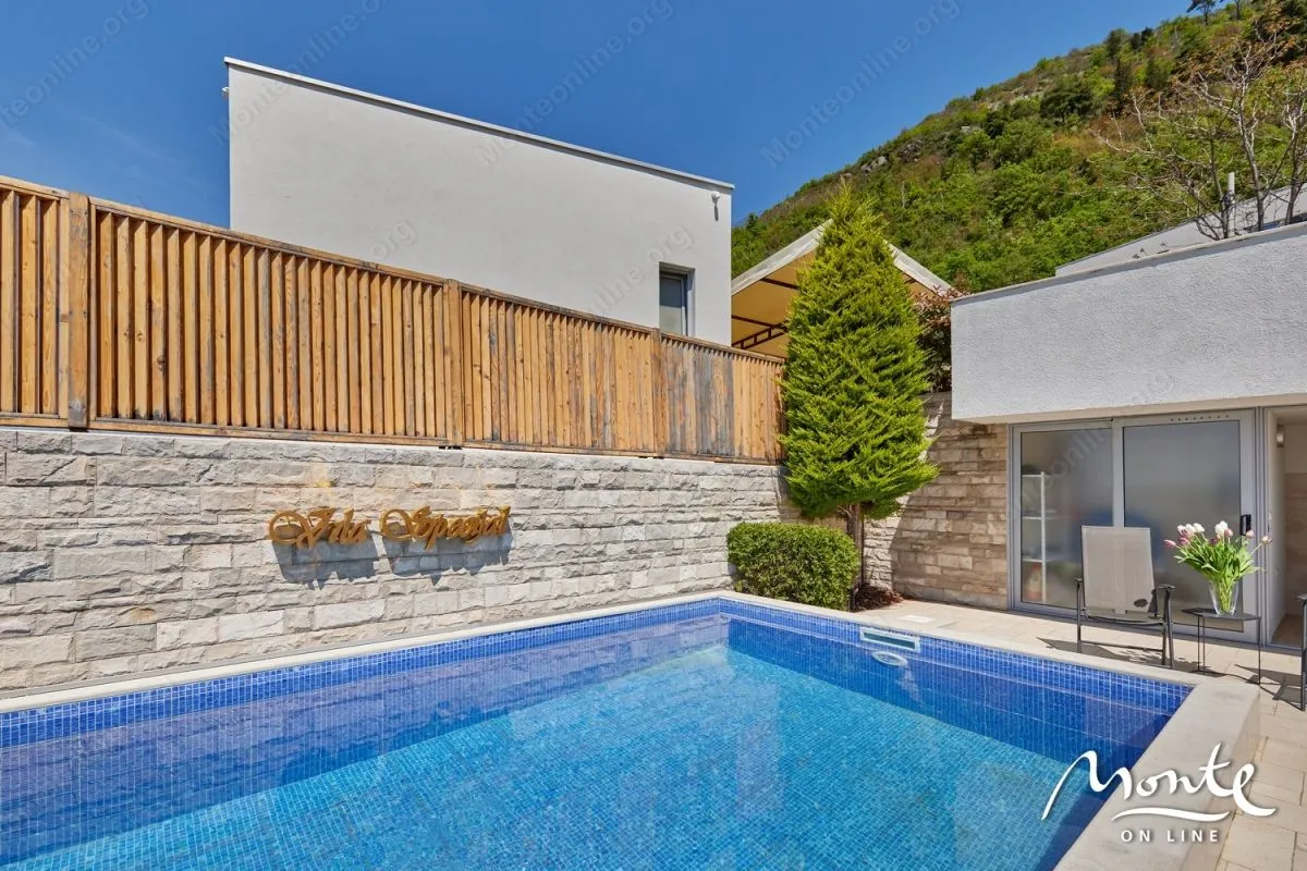 Prodaja, kuća, 220m², Tivat, Crna Gora
