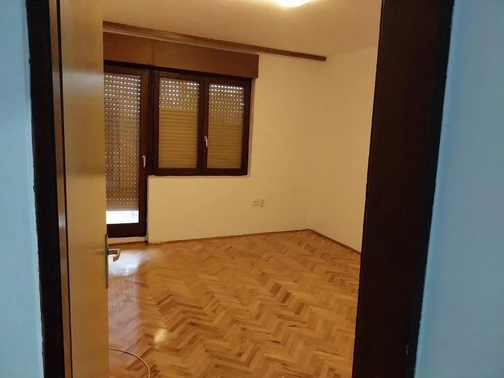 Izdavanje, trosoban stan, 100m², Dalmatinska ulica, Podgorica