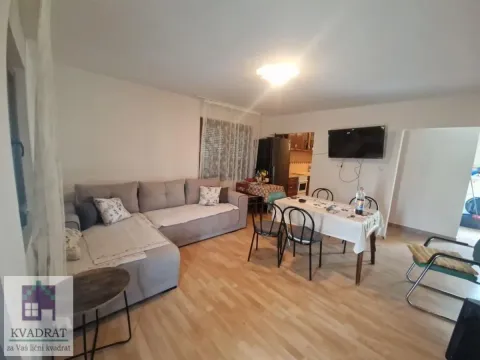Dnevna soba sa garniturom za sedenje i trpezarijskim stolom. - image 3